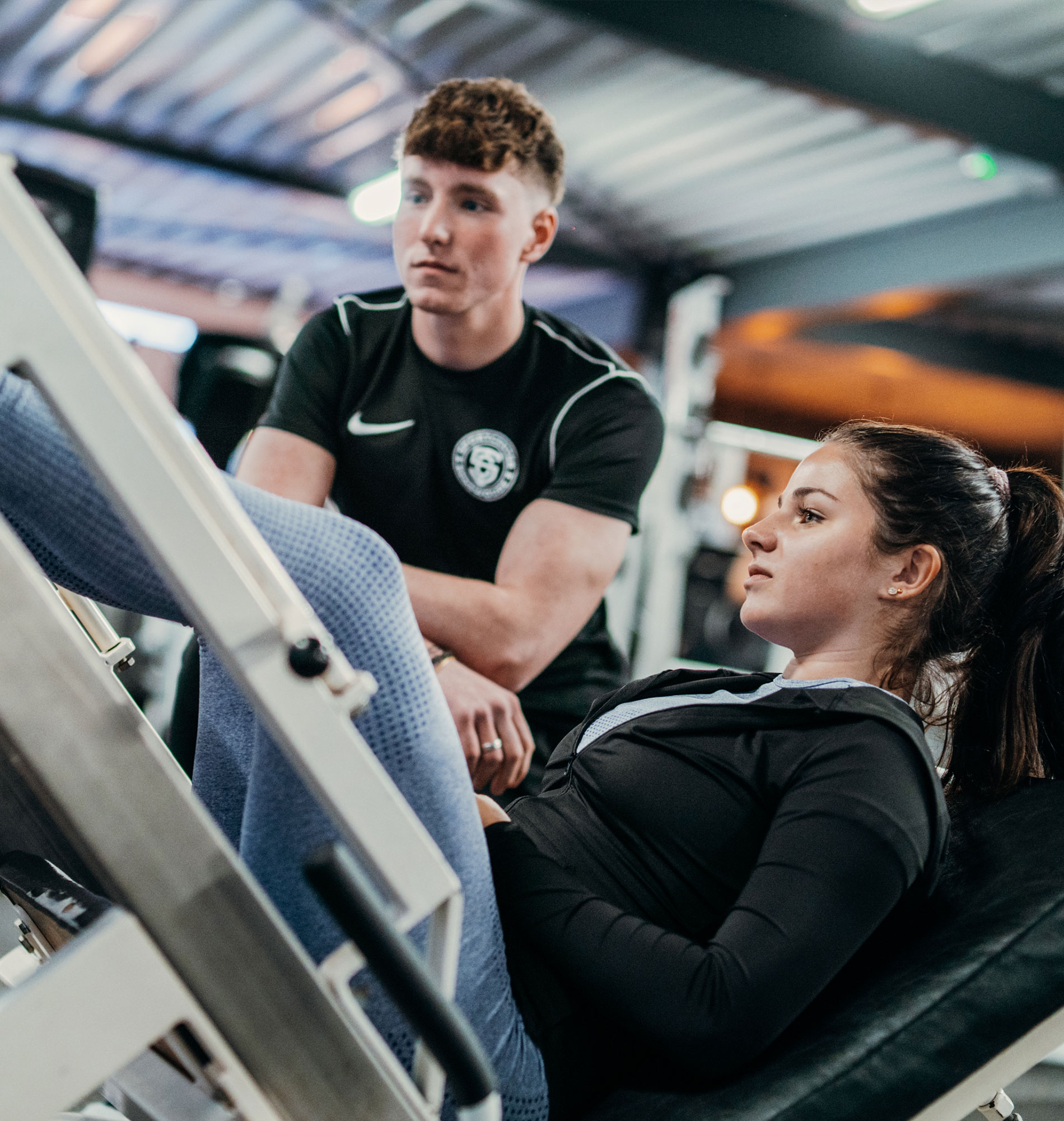 Begeleiding tijdens een leg press training
